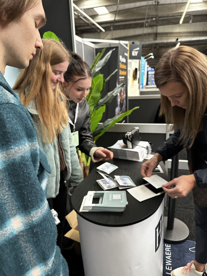 Afgelopen woensdag waren we aanwezig op de Jobbeurs van @aphogeschool en @kdghogeschool. ✈️